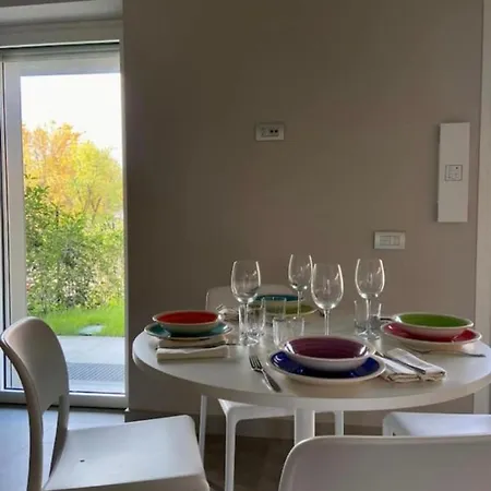 Grazioso Con Giardino Privato アパート *